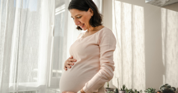 donna incinta al sesto mese di gravidanza