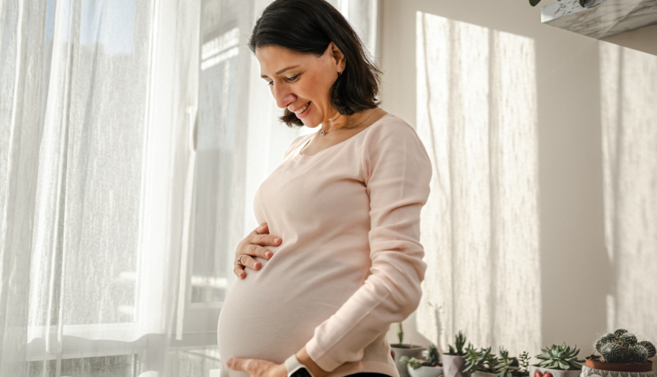 donna incinta al sesto mese di gravidanza