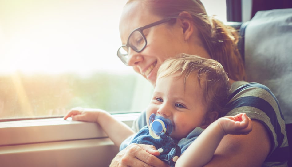 mamma e bambino viaggiano in treno