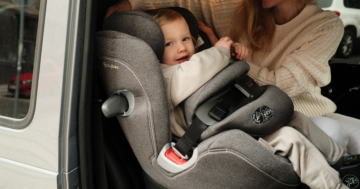 bambino che viaggia in auto con seggiolino