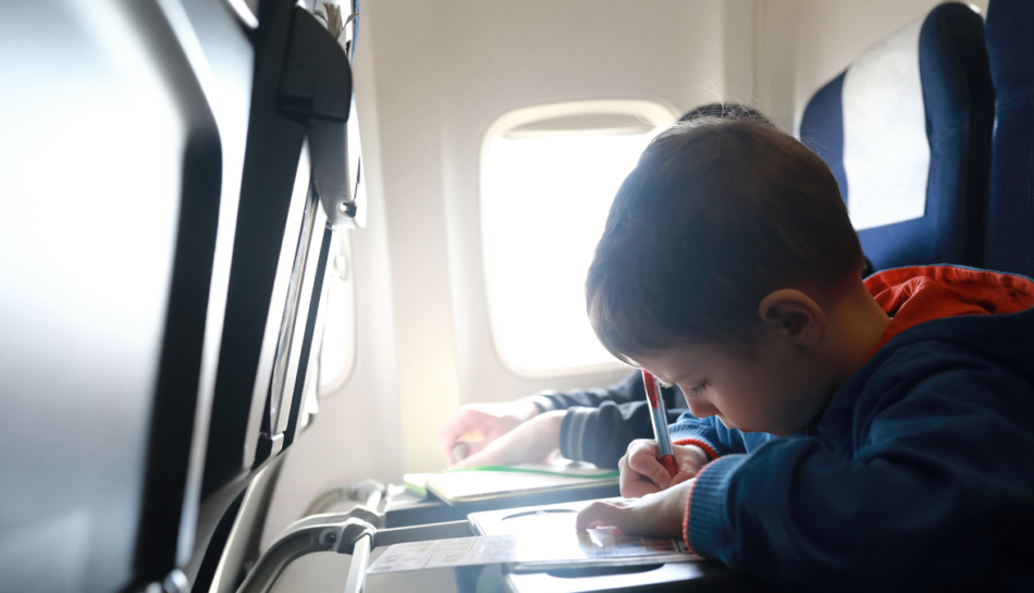 bambini passano il tempo con giochi da viaggio