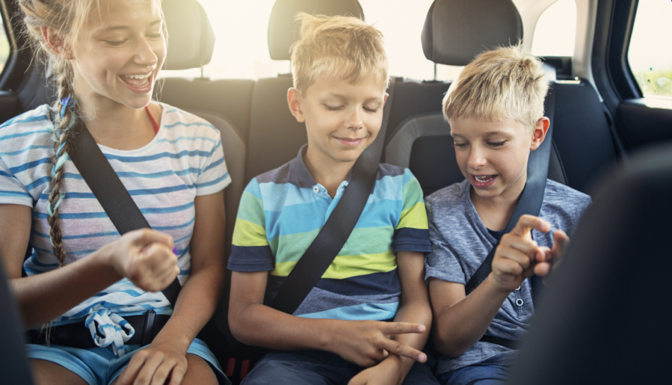 bambini giocano in auto