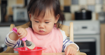 bambina prematura durante lo svezzamento