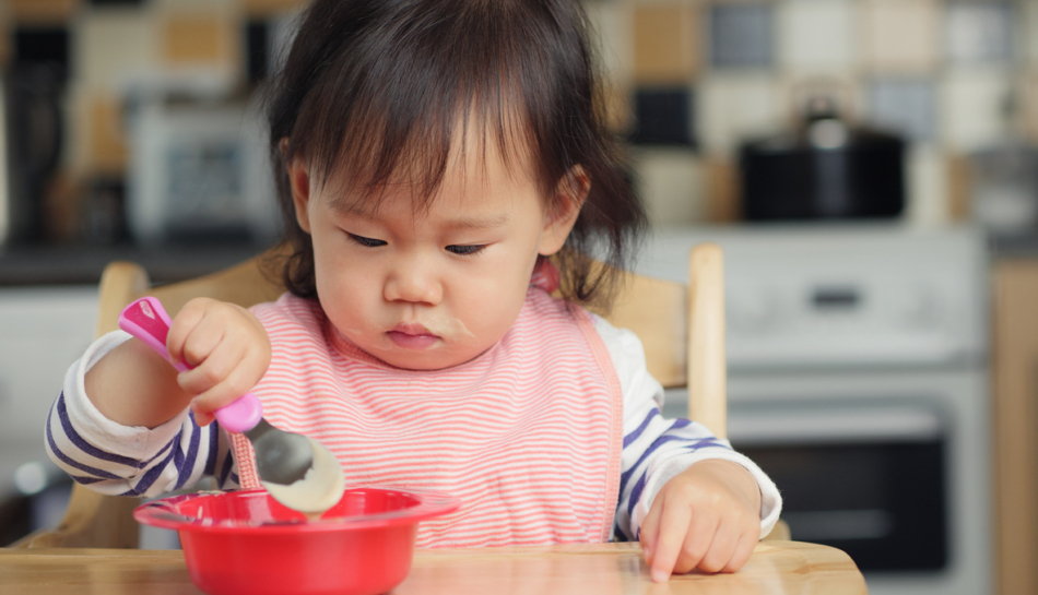 bambina prematura durante lo svezzamento