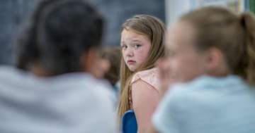 ragazza vittima di bullismo a scuola