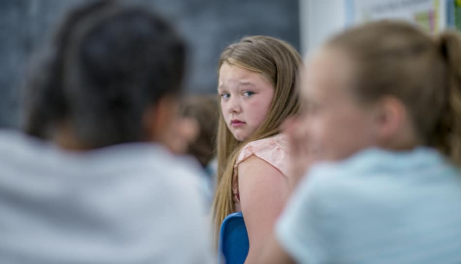 ragazza vittima di bullismo a scuola