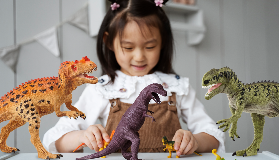 bambina gioca con i dinosauri