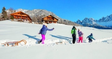 bambini giocano all'aria aperta in inverno