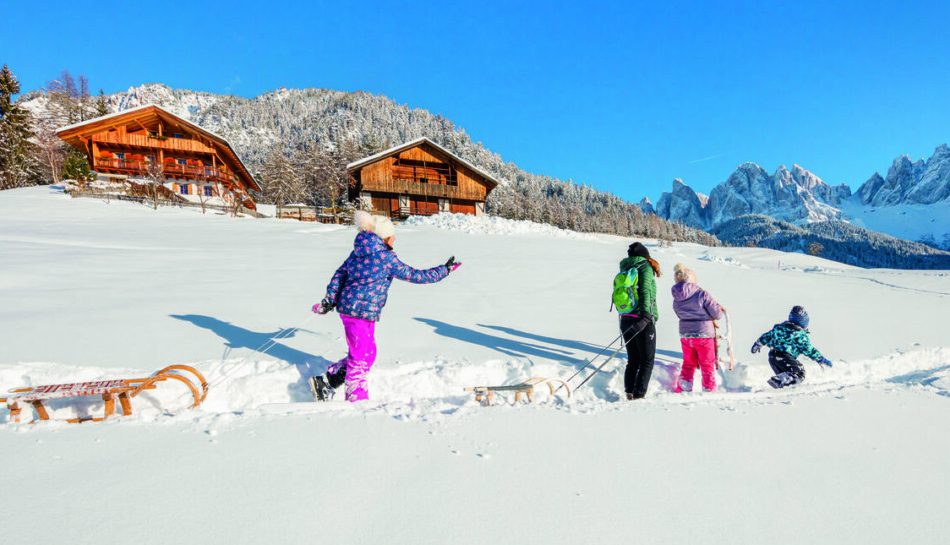 bambini giocano all'aria aperta in inverno