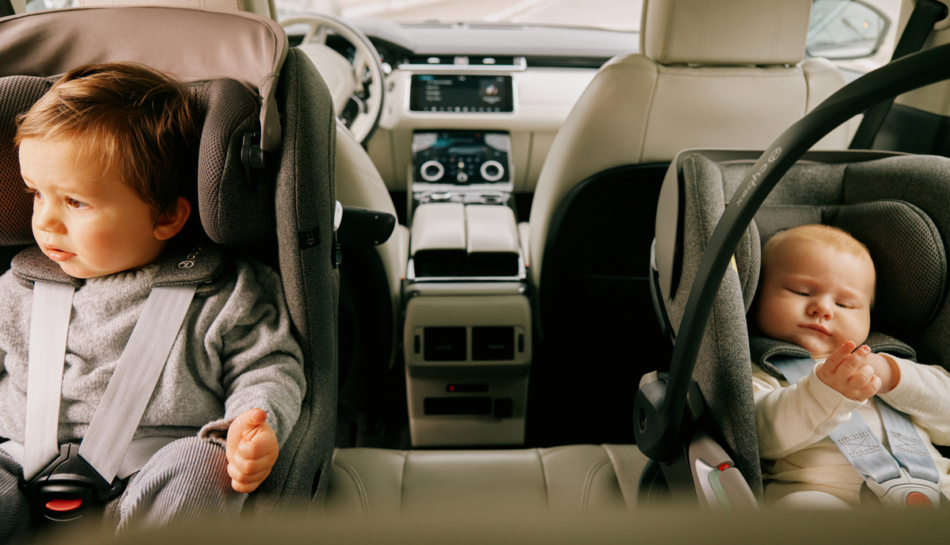 bambini in auto su seggiolino