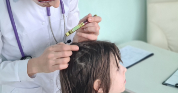 bambina con tricotillomania dal medico