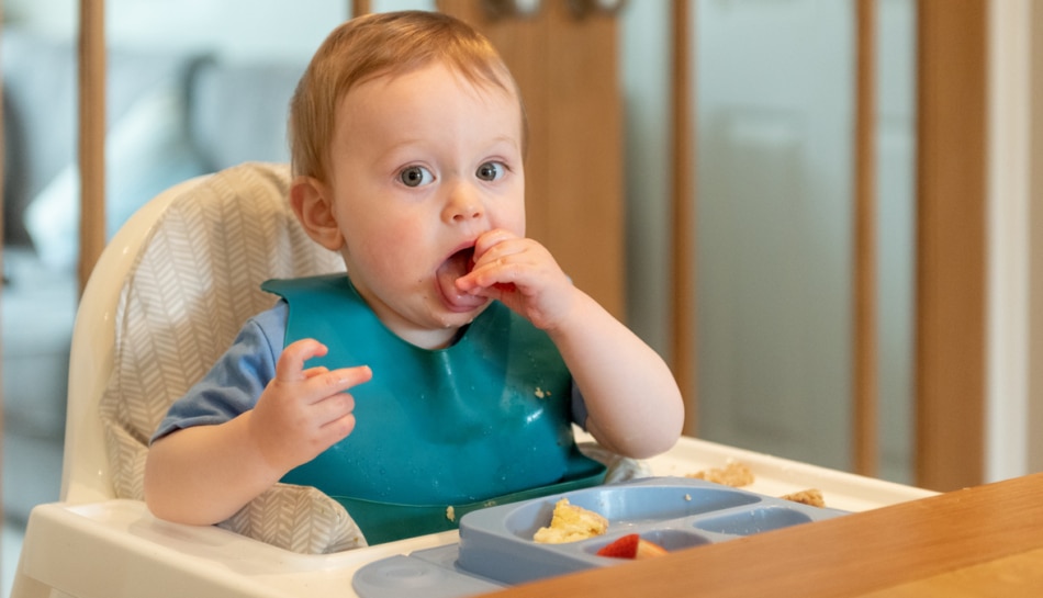 bambino che ha iniziato lo svezzamento