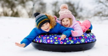 Bambini durante una vacanza in montagna