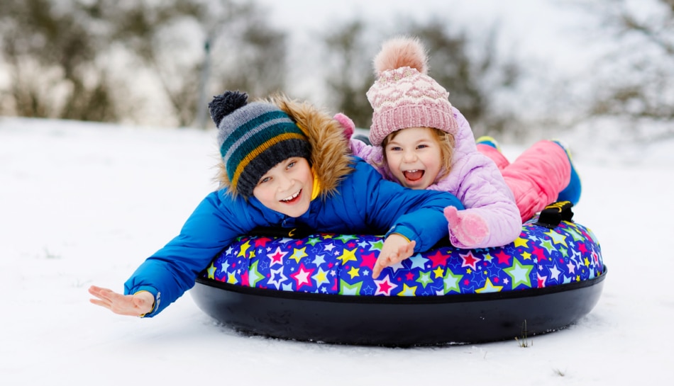 Bambini durante una vacanza in montagna