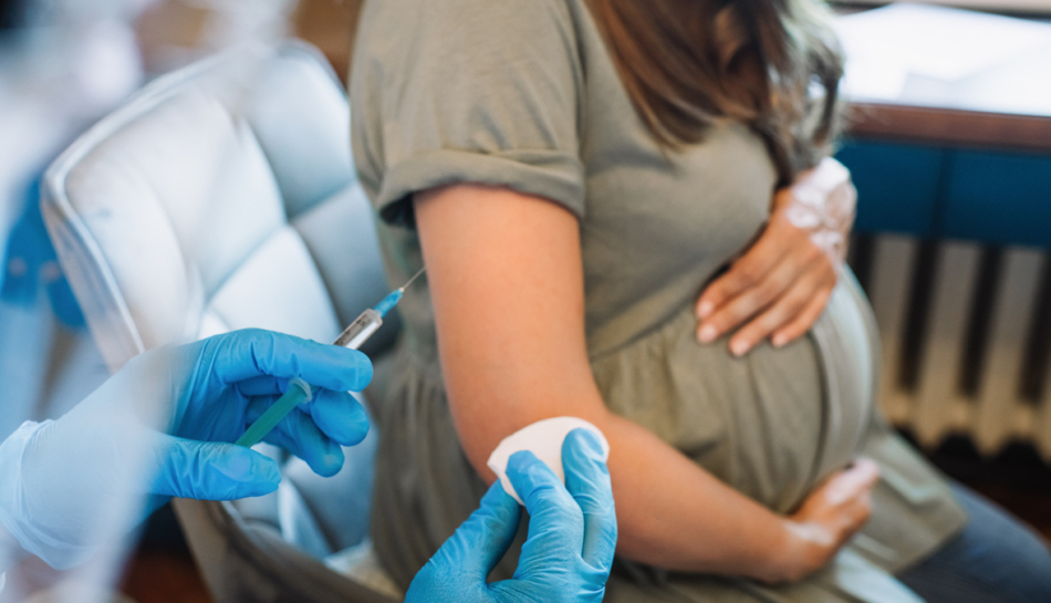 Donna in gravidanza esegue vaccino per la pertosse
