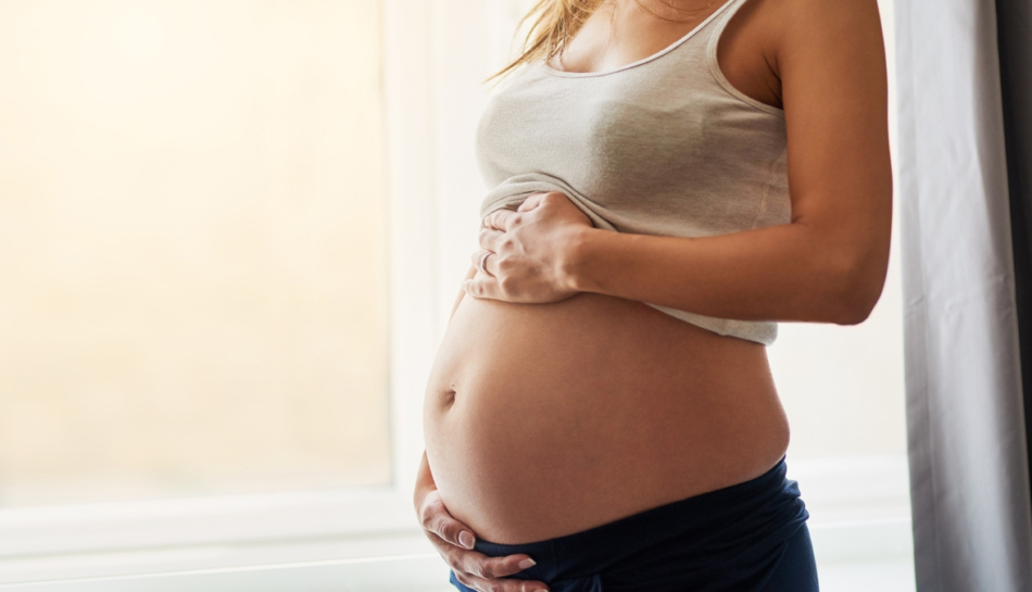 Donna incinta alla finestra