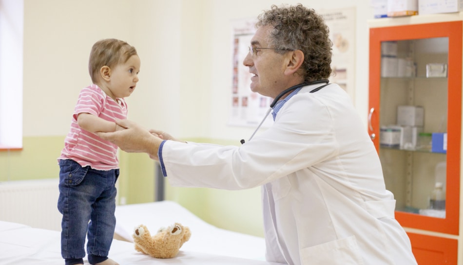 pediatra svolge bilancio di salute