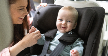 bambino su seggiolino che rispetta normativa