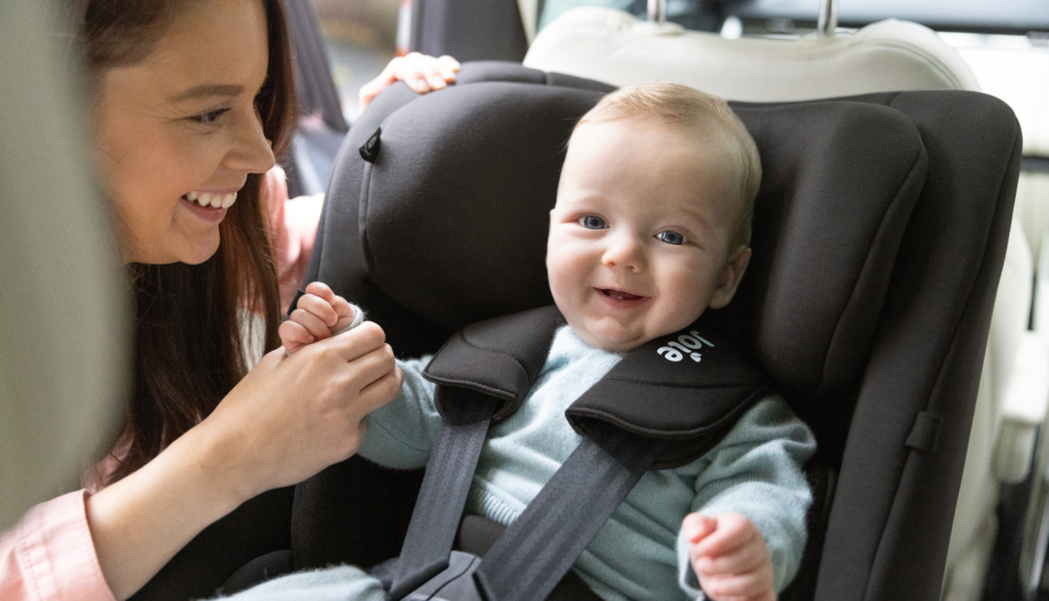 bambino su seggiolino che rispetta normativa