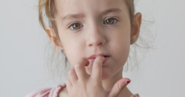 bambina si mangia le unghie