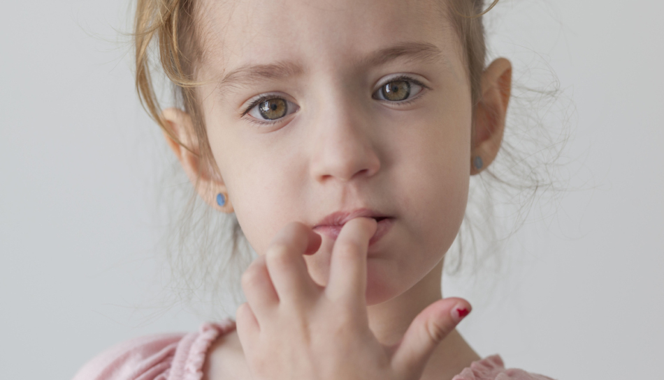 bambina si mangia le unghie