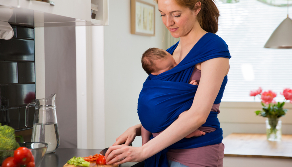 donna in allattamento prepara verdure dieta