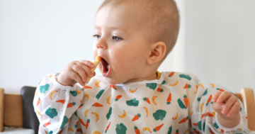 Bambino mangia la sua prima pappa durante lo svezzamento