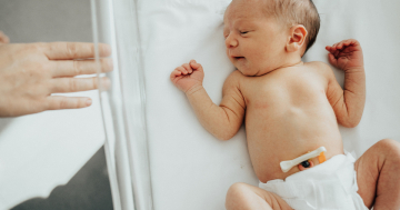 neonato con cordone ombelicale