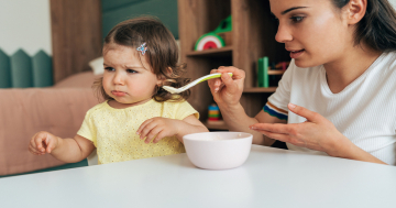 bambina rifiuta cibo dalla mamma