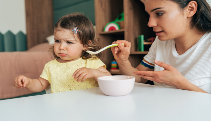 bambina rifiuta cibo dalla mamma
