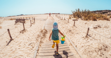 bambino in vacanza con la famiglia