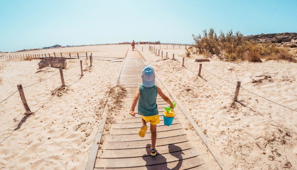 bambino in vacanza con la famiglia