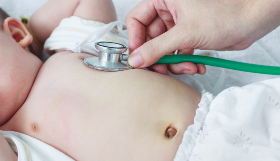 visita con stetoscopio a bambino