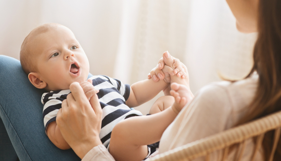 bambino prova a parlare alla mamma