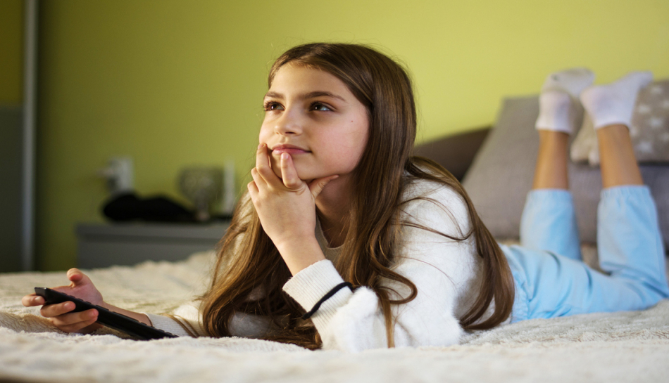 ragazza guarda televisione