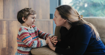 Mamma consola bambino che piange