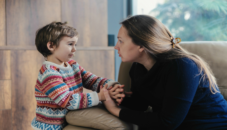 Mamma consola bambino che piange