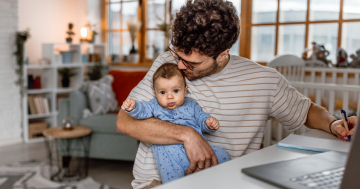 Papà si prende cura del figlio mentre lavora
