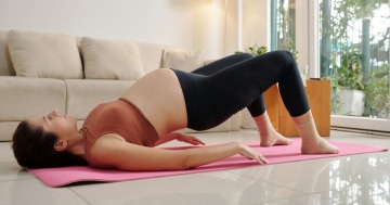 Donna fa esercizi di pilates in gravidanza