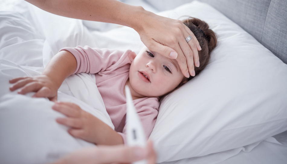 Bambina a letto con l'influenza