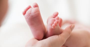 Madre verifica riflesso di Babinski nel neonato