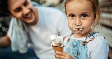 Bambina mangia il gelato