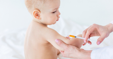 Bambino a cui viene iniettato il vaccino esavalente