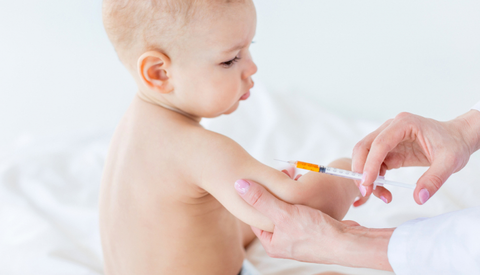 Bambino a cui viene iniettato il vaccino esavalente