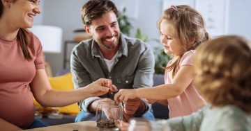 Genitori e figli giocano con delle monete