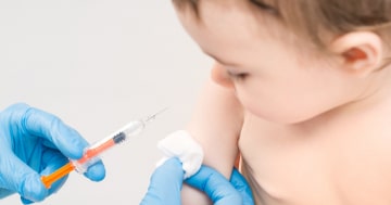 Bambina durante la vaccinazione