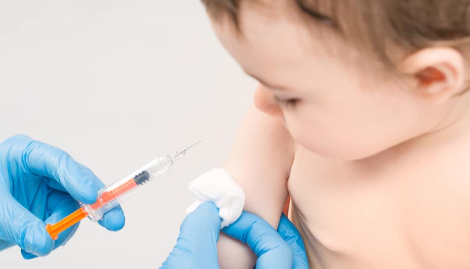 Bambina durante la vaccinazione