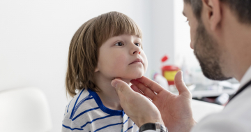 Bambino durante controllo per la parotite