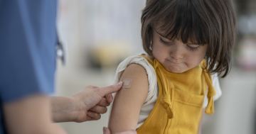 Bambina riceve il vaccino mprv