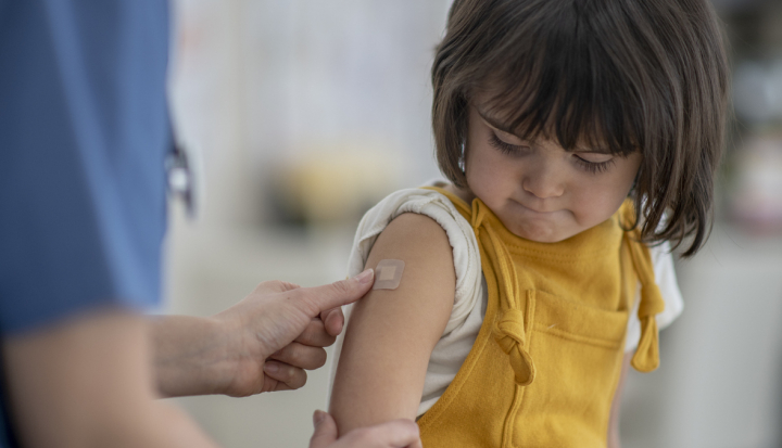 Bambina riceve il vaccino mprv